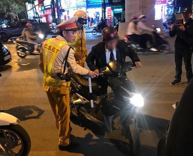 Mạo danh Vụ trưá»ng Bá» GDÄT khi bá» dừng xe kiá»m tra ná»ng Äá» cá»n - 1