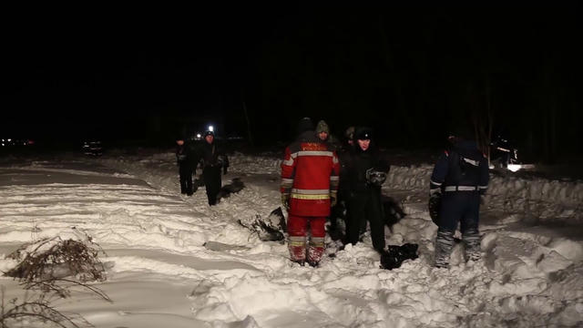 Hoạt động tìm kiếm diễn ra cả trong đêm tối. (Ảnh: RT)