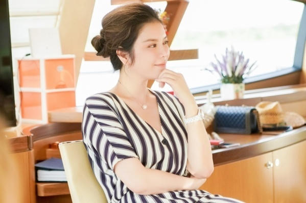 L&yacute; Nh&atilde; Kỳ khoe du thuyền triệu đ&ocirc;, dẫn nh&agrave; sản xuất Ph&aacute;p dạo s&ocirc;ng S&agrave;i G&ograve;n