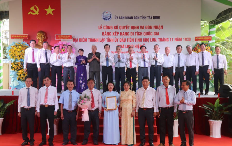 Các đại biểu chụp ảnh lưu niệm tại lễ đón nhận Bằng xếp hạng Di tích quốc gia.