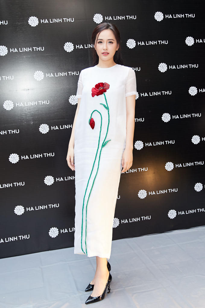 Lê Âu Ngân Anh khoe đường cong nóng bỏng với vòng eo 58