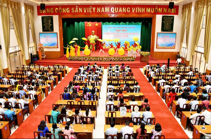 Văn nghệ chào mừng tại buổi họp mặt Nhân kỷ niệm 100 năm Ngày Báo chí cách mạng Việt Nam do UBND tỉnh An Giang tổ chức. Ảnh: Trung Hiếu