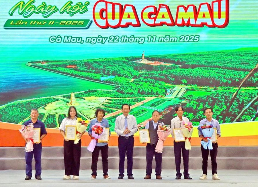 Đại tá Hồ Việt Triều – Ủy viên Ban Thường vụ Tỉnh ủy, Giám đốc Công an tỉnh Cà Mau trao thưởng cho các tác giả sáng tác Logo, biểu tượng vui về con cua và Slogan chủ đề “Cua Cà Mau: Hương rừng – Vị biển” (Ảnh: LP).