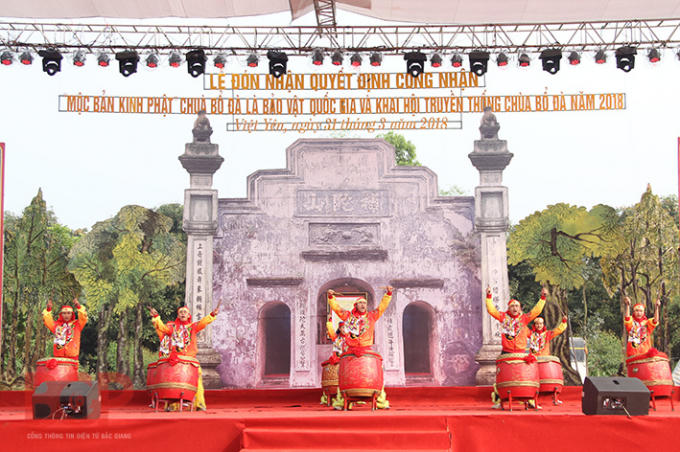 Trong khuôn khổ buổi lễ cũng diễn ra chương trình nghệ thuật đặc sắc với chủ đề 'Linh thiêng chốn tổ Bổ Đà'. (Nguồn: Báo Bắc Giang)