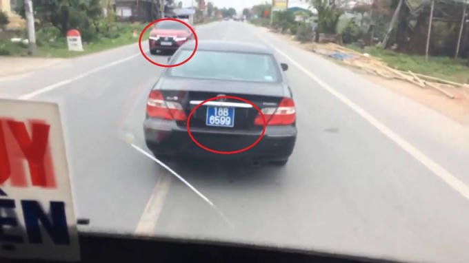 Xe biển xanh liên tục chèn ép xe khách không cho vượt.