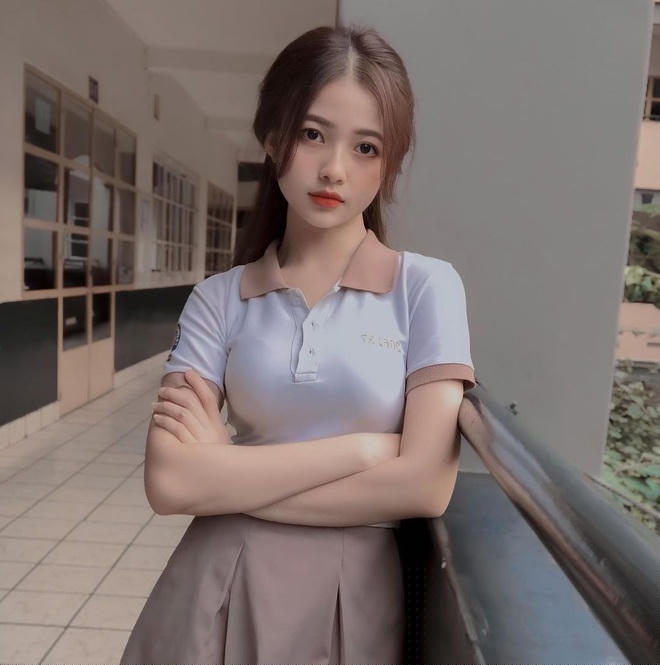 Trần Phương Nhi (sinh năm 2003) hài lòng với điểm số mình đạt được trong kỳ thi tốt nghiệp THPT vừa qua. Nữ sinh không tiết lộ điểm số cụ thể nhưng em chia sẻ đã cố gắng hết sức để hoàn thành kỳ thi. Nhi cũng đang trong quá trình cân nhắc, lựa chọn con đường mà em muốn đi trong tương lai.