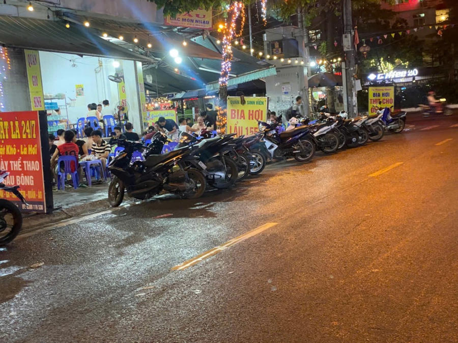 Tại đường Tu Hoàng, phường Xuân Phương, nhiều quán kinh doanh ngang nhiên sử dụng lòng đường làm nơi để xe cho khách.