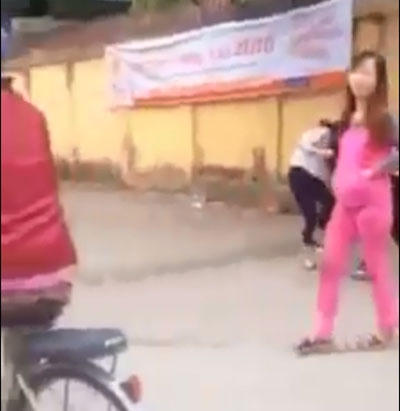 Nhiều "phụ huynh" đi qua nhưng vẫn vô tình "đút tay" túi áo.