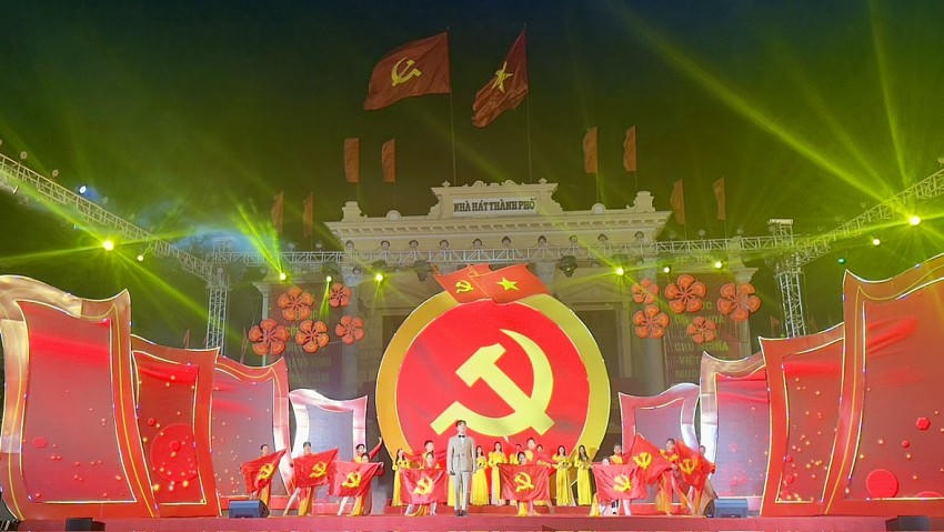 Chương trình biểu diễn những ca khúc mang âm hưởng truyền thống và hiện đại ca ngợi Đảng, mùa xuân và đất nước.