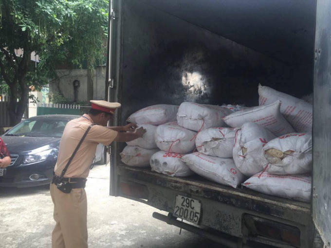 Lực lượng chức năng kiểm tra số hàng bị bắt giữ.