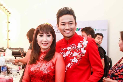Nam ca sĩ khá ít nói trong hậu trường.