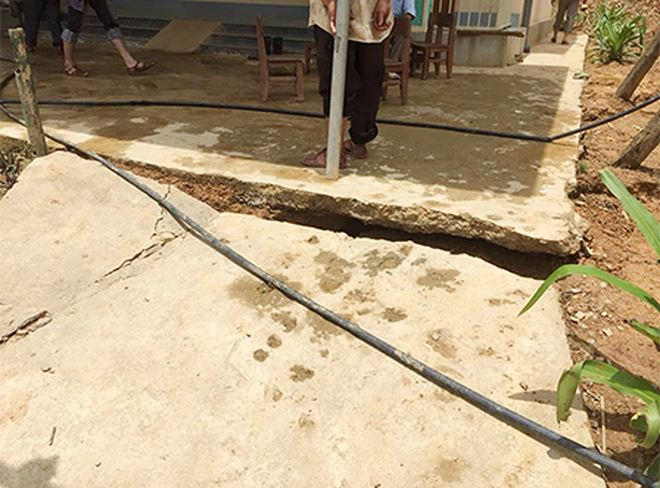 Những đoạn xuất hiện vết nứt đã khiến sân trường bị đứt đôi.