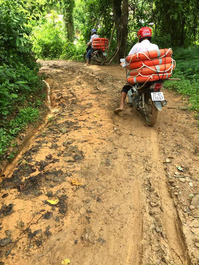 Điện Bi&ecirc;n: Bộ đội bi&ecirc;n ph&ograve;ng kiệu trẻ em băng suối s&acirc;u đến trường