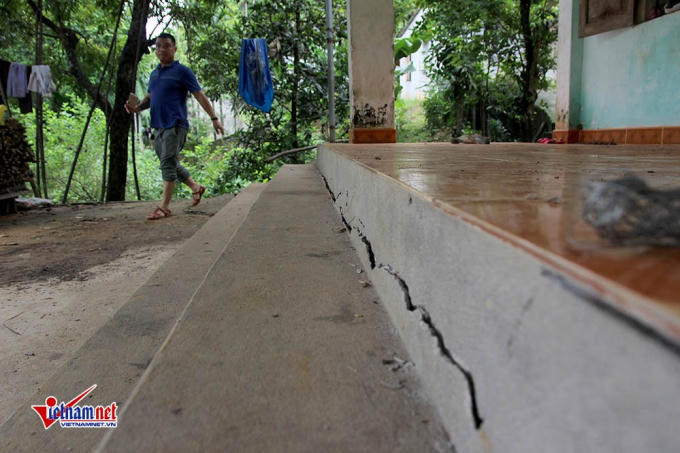 Sân nhà, bậc thềm xuất hiện các vết nứt kéo dài buộc gia chủ phải chuyển đến nơi ở mới.