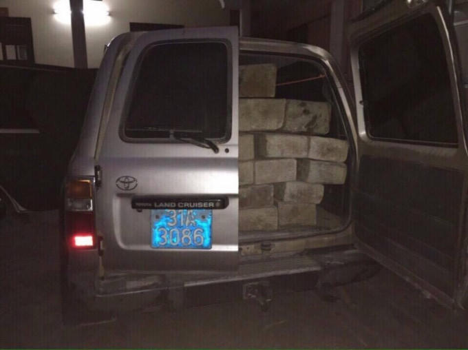 Phương tiện đang bị tạm giữ cùng 31 hộp gỗ bách xanh.