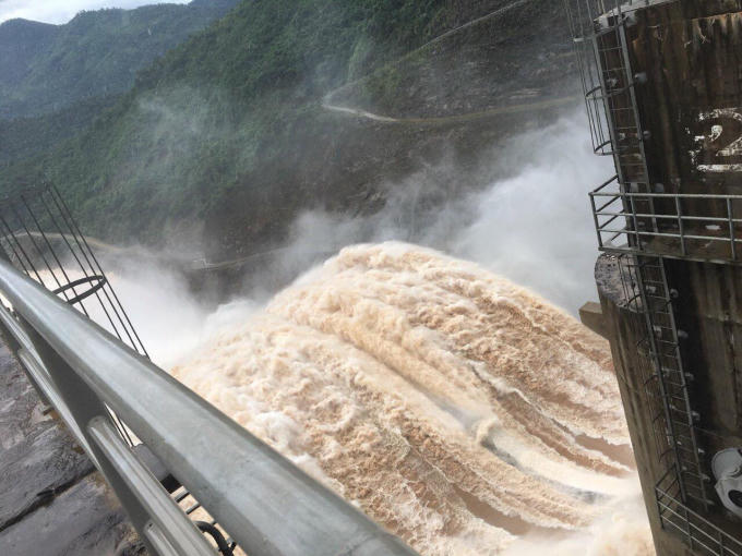 Đập thủy điện Bản Vẽ vận hành xả lũ với mức kỷ lục khiến nhiều vùng hạ du bị ngập sâu.