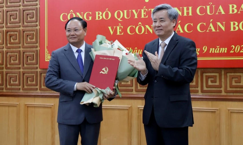 Phó trưởng Ban Tổ chức Trung ương Nguyễn Quang Dương trao quyết định và tặng hoa chúc mừng ông Lê Minh Ngân. (Ảnh: Báo Lai Châu).
