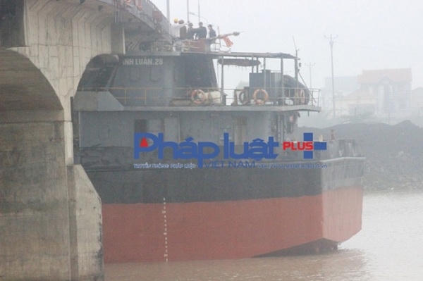 Hiện trường tàu Thành Luân 28 mang số hiệu HP-3016 gây tai nạn làm biến dạng cầu An Thái.