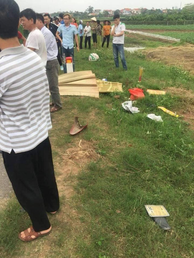 Người dân đứng xem sự việc, một phần đuôi của xe máy vỡ tung, bắn ra lề đường.