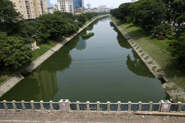 Sau đợt mưa dài ngày vừa qua, mực nước sông Tô Lịch lên khá cao, dòng chảy bình thường nhưng màu nước chuyển từ màu đen sang màu xanh đậm.