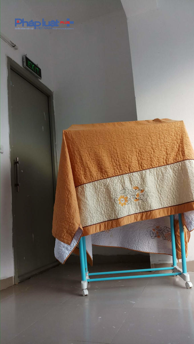 Một lối thoát hiểm được tận dụng làm chỗ phơi phóng