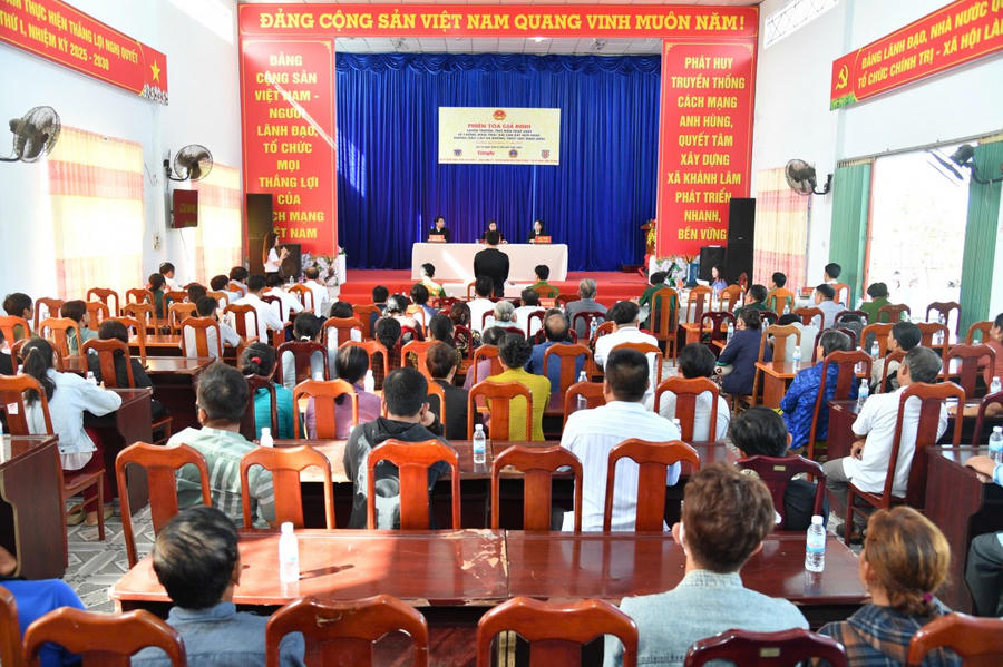 Quang cảnh “Phiên tòa giả định” tại xã Khánh Lâm, tỉnh Cà Mau