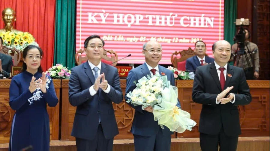 Lãnh đạo Tỉnh ủy, UBND tỉnh Đắk Lắk tặng hoa chúc mừng ông Trương Công Thái. Ảnh: LX