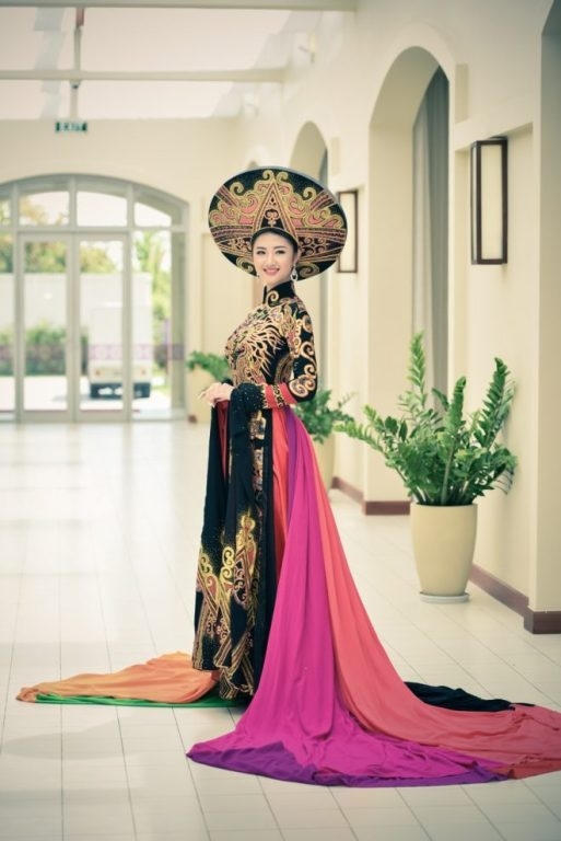 Thu Ngân có thể sử dụng thành thạo 2 ngoại ngữ là tiếng Anh và tiếng Pháp.