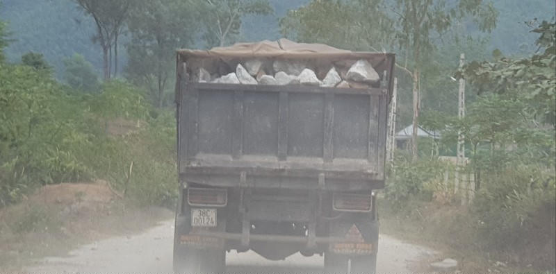 Xe chở đá ngất ngưởng chạy trên đường rất nguy hiểm cho phương tiện và người lưu thông phía sau.