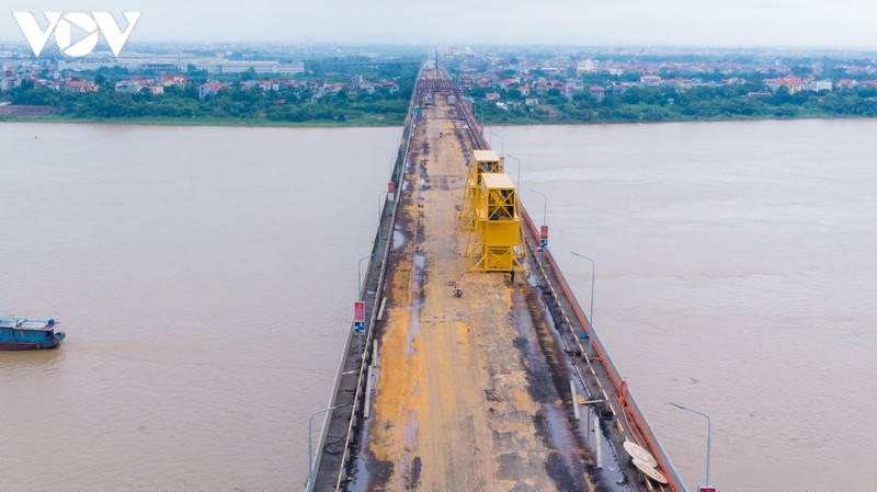 Đến nay, mặt cầu trên làn đường ô tô đã hư hỏng sau 2 lần đại tu và nhiều lần sửa chữa nhỏ. Trong lần đại tu năm 1999, đơn vị thi công đã phải cào bóc lớp trên và thảm phủ lớp bê tông nhựa mới. Năm 2009, mặt cầu Thăng Long được thay thế lớp phủ bằng công nghệ vật liệu SMA. Nhưng chỉ sau 2 tháng, mặt cầu lại hư hỏng và phải sửa chữa lớn vào năm 2011-2012.
