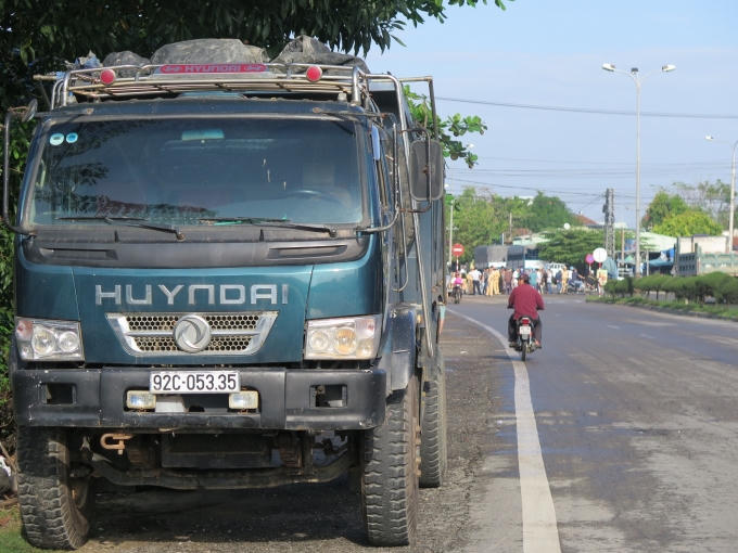 Sau khi va chạm, xe tải chạy thêm 100m mới dừng lại (ảnh Văn Hoàng).