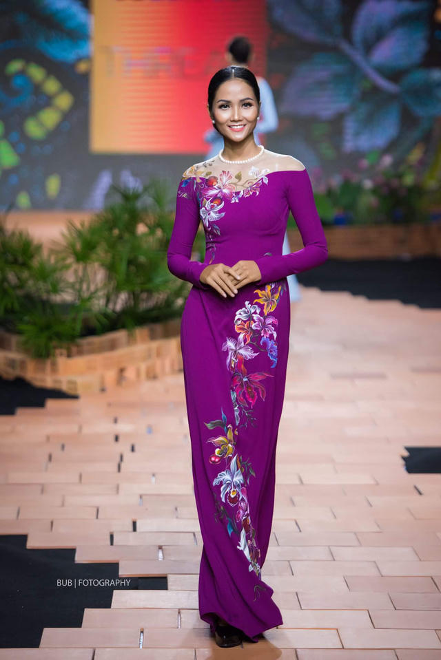 Tân hoa hậu H’hen Niê duyên dáng và chững chạc với phong cách cổ điển.