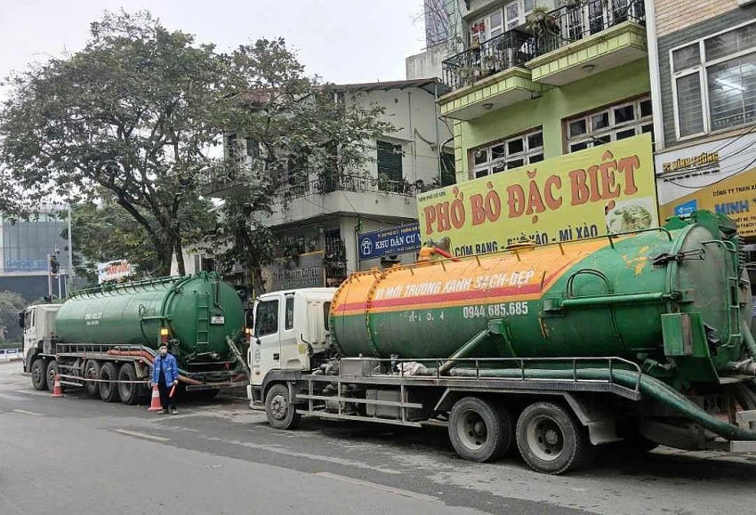 Nhiều xe hút bùn được huy động từ khắp nơi về tập trung khắc phục sự cố sáng ngày 21/2.