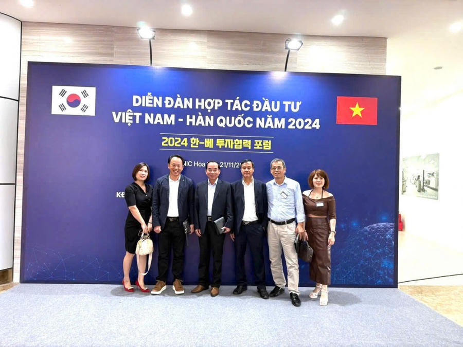 Đại diện VINASME Nghệ An chụp ảnh lưu niệm tại Diễn đàn hợp tác đầu tư Việt Nam - Hàn Quốc năm 2024.