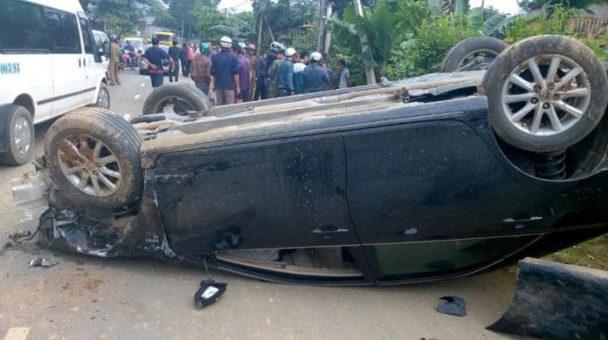 Chiếc xe ô tô sau khi gây tai nạn đã bị lật ngửa ( Nguồn Yên Bái 24h)