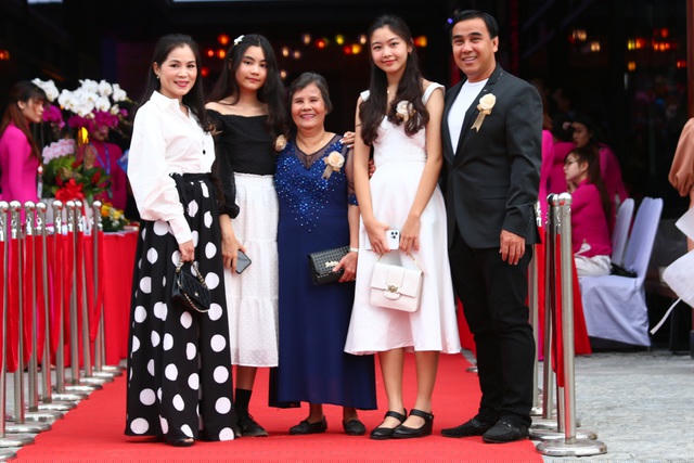 Mỗi lần xuất hiện cùng nhau, gia đình MC Quyền Linh đều chiếm spotlight. Mặc dù con gái được nhận xét là Hoa hậu tương lai nhưng Quyền Linh không hướng con theo con đường nghệ thuật mà để bé tự do lựa chọn con đường của mình. Hiện tại, 2 con gái của Quyền Linh đều đang theo học ở một trường quốc tế.