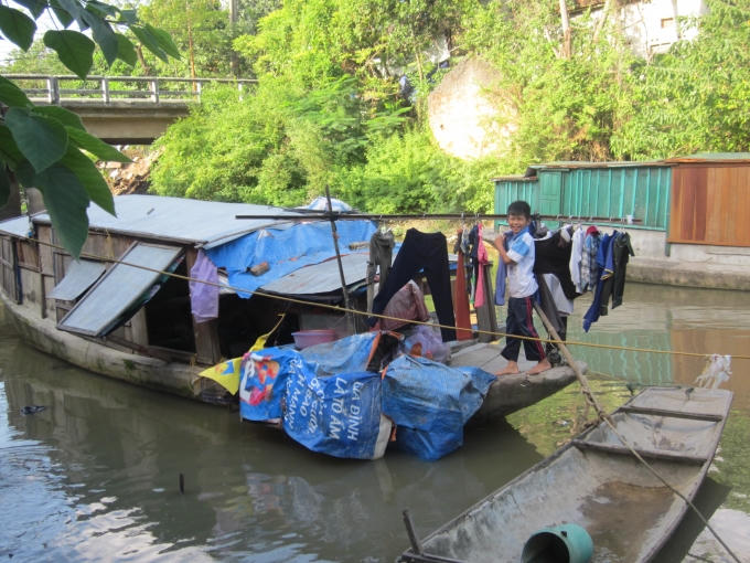 Chiếc thuyền bé tí là nơi sinh sống của cả gia đình 4,5 người