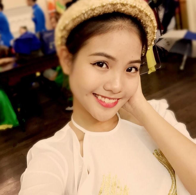 Năm 2015, Khánh Linh trở thành nữ sinh hot nhất của trường THPT Việt Đức (Hà Nội) khi giành chiến thắng ở cuộc thi Cán bộ Đoàn tài năng - tiền thân là Miss Việt Đức.