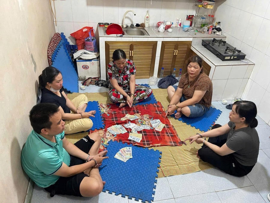 Lực lượng chức năng tạm giữ các đối tượng cùng tang vật vụ án.