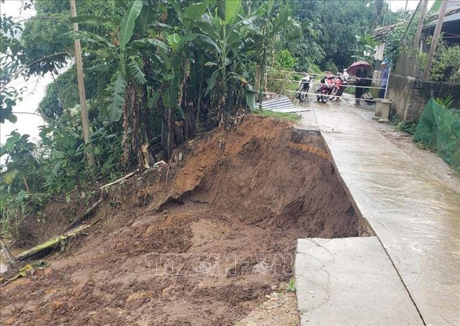 Một tuyến đường liên thôn ở huyện Trấn Yên, tỉnh Yên Bái bị sạt lở. Ảnh: TTXVN phát