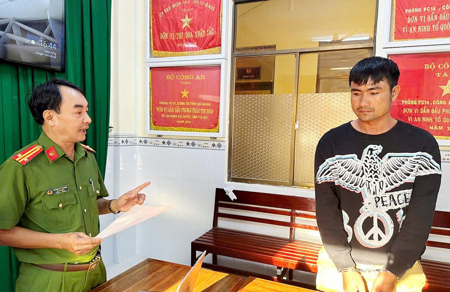 Đối tượng Phan Văn Triết tại Cơ quan Công an (Ảnh: Công an An Giang).