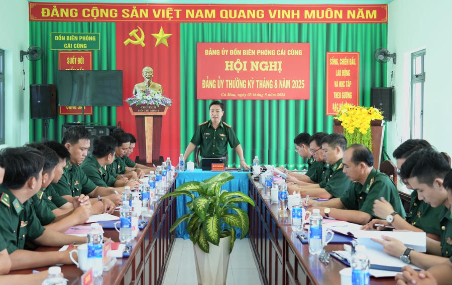 Đại tá Phạm Minh Giang - Bí thư Đảng ủy, Chính uỷ BĐBP tỉnh phát biểu chỉ đạo tại Đồn biên phòng Cái Cùng.