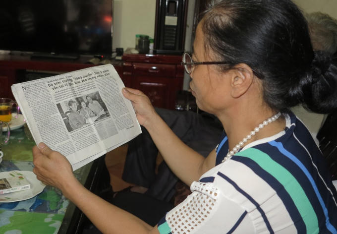 Bà Nguyễn Thị Minh buồn rầu vì việc mình bị bêu rếu trên mặt báo cũng chỉ vì làm xóm trưởng, vác tù và lo việc làng.