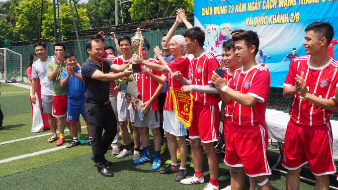 Tiến sĩ Lê Hải Bình, Phó Giám đốc Học viện Ngoại giao trao giải nhất và cup cho đội Viện Khoa học Công nghệ GTVT.