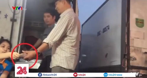 Các tiểu thương phải nộp tiền cho người thu tiền bảo kê.