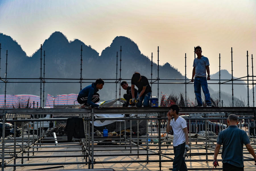Khu vực trung tâm Quảng Trường 30/10 nơi tổ chức hội chợ hoa, những công nhân thi công sân khấu chương trình đón năm mới đang hối hả hoàn thành công việc.