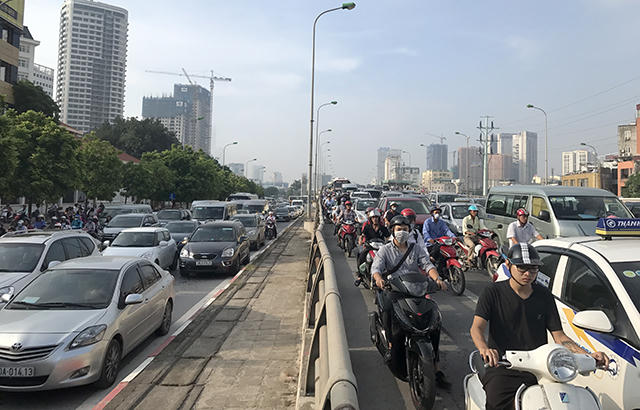 Ô tô, xe máy xếp hàng "bò" qua cầu vượt Mai Dịch