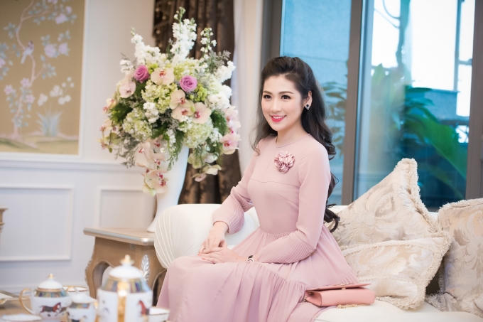 Vẻ trong sáng và nụ cười tươi thắm của á hậu Tú Anh tạo cảm giác thân thiện, dễ mến với người đối diện.