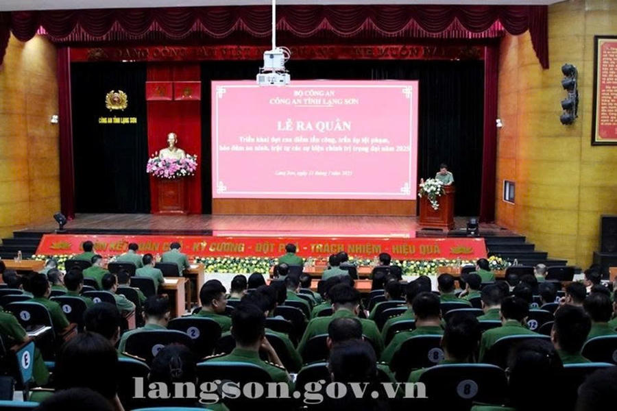 Quang cảnh buổi lễ ra quân.