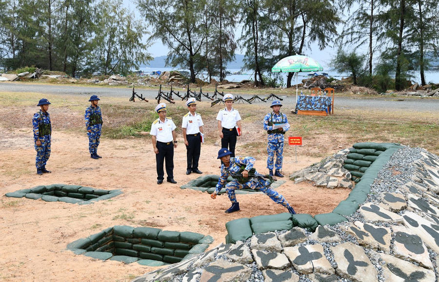 Đại tá Lương Quốc Anh - Phó Tư lệnh Vùng 5 Hải quân kiểm tra công tác huấn luyện ném lựu đạn đối với chiến sĩ mới tại Tiểu đoàn 563.